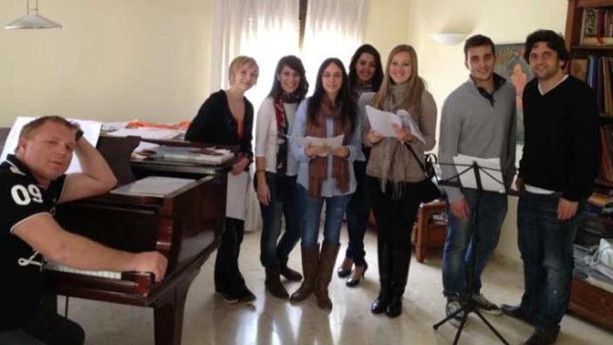 Manuel Ramos, a la izquierda en el piano, con parte del elenco durante un ensayo.