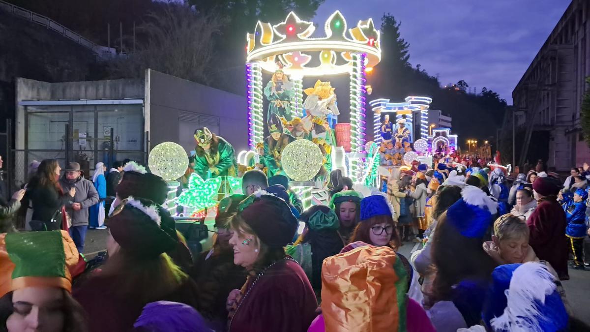 Caramelos, luces y promesas: la magia de Reyes vuelve a Mieres