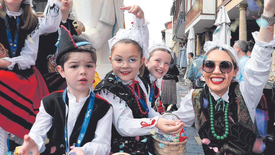 El desfile de carrozas llena de color y música la ciudad