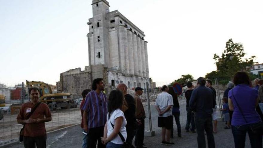 Concentración ante el silo de San Blas en protesta por su derribo, que puede producirse hoy.