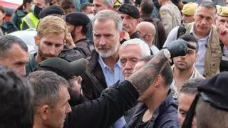 Reciben al Rey, Sánchez y Mazón al grito de "asesinos" en Paiporta y Casa Real suspende la visita a Chiva