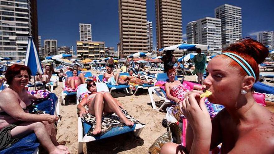 La numerosa presencia de turistas en Benidorm propició que la ciudad ocupase el segundo lugar del país en ocupación.