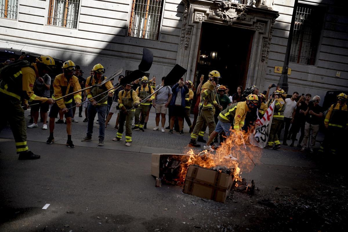 Concentración de bomberos forestales de la Comunidad de Madrid en el ministerio de Hacienda.