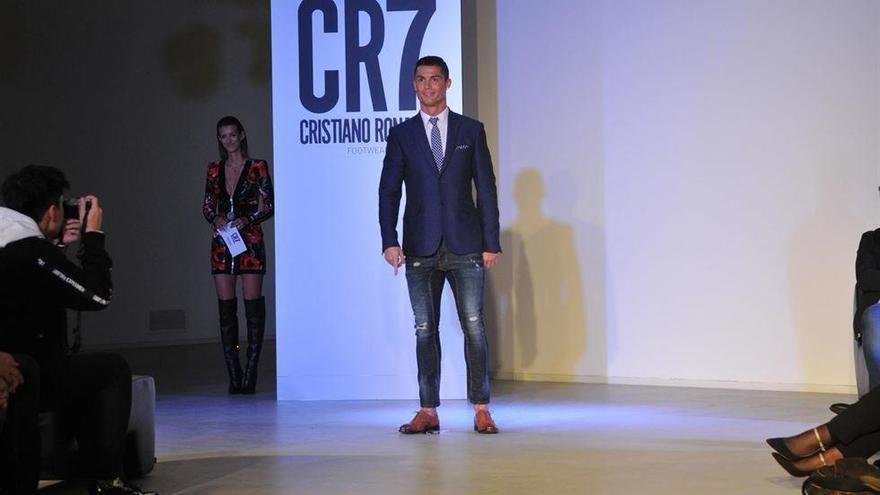 Cristiano Ronaldo presenta su colección de zapatos.