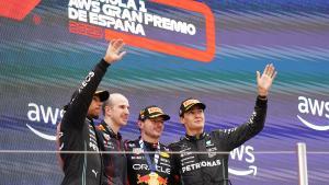 Verstappen, en el podio de Montmeló junto a Hamilton y Russell en junio de 2023.