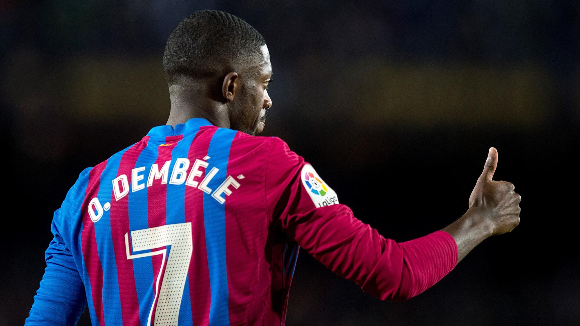 Barcelona. 04.12.2021. Deportes. Dembelé levanta su pulgar durante el partido de liga entre el Barça, FC Barcelona, y el Betis, en el Camp Nou. Fotografía de Jordi Cotrina