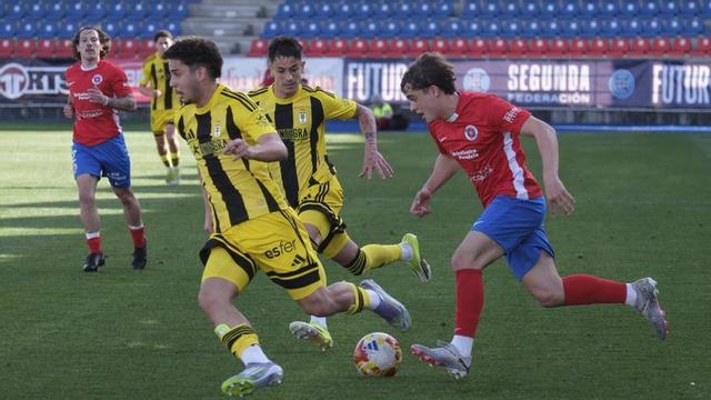 Un momento del partido jugado ayer en O Couto. | ROI CRUZ