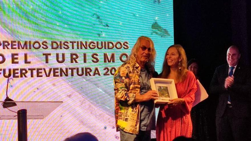 Reiner Loos recoge su premio de mano de la consejera Yessica de León. | | ONDA FTVA.