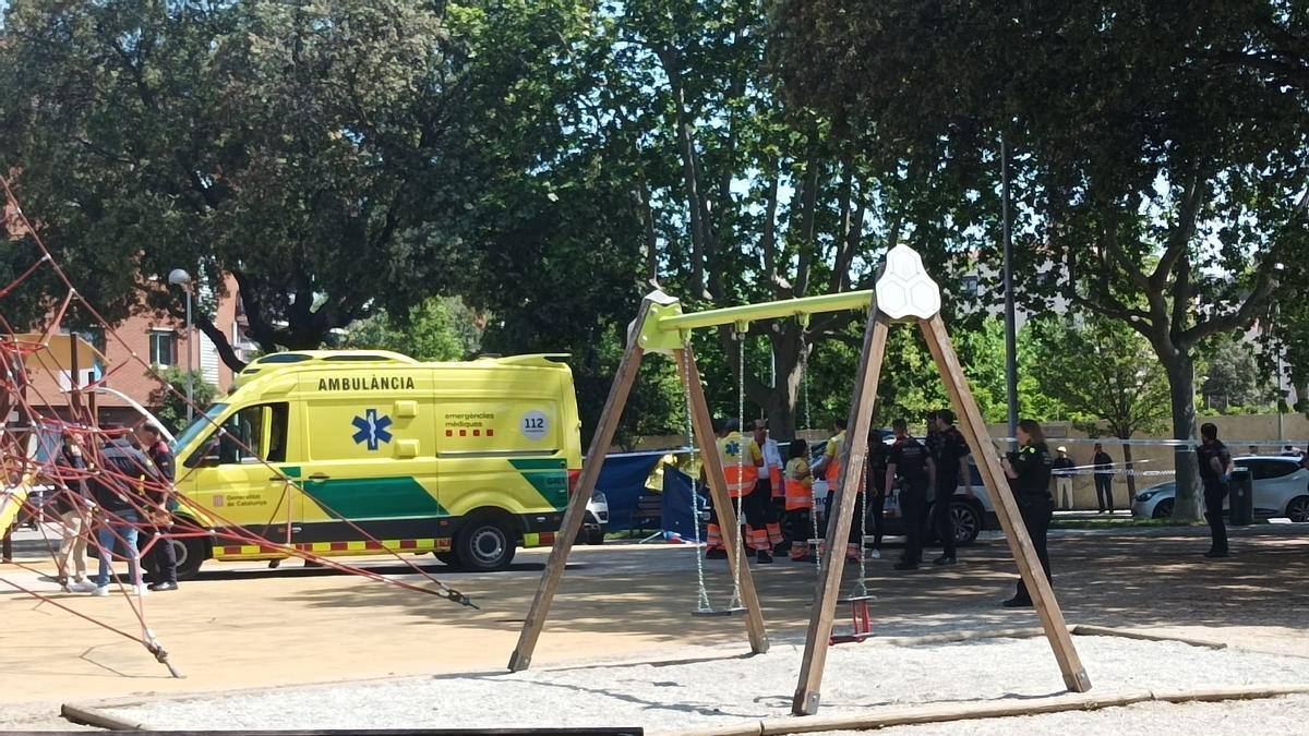 La Guàrdia Urbana a la plaça Tarradellas de Figueres, on es va cometre el crim