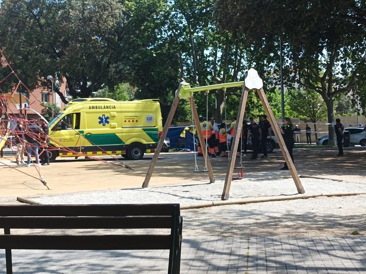 La Guàrdia Urbana a la plaça Tarradellas de Figueres, on s'ha comès el crim