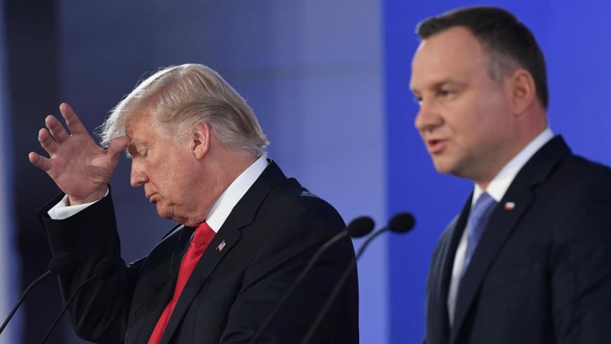 El presidente de Polonia, Andrzej Duda, con el presidente de EEUU Donald Trump  en el castillo de Varsovia el 6 de julio del 2017.