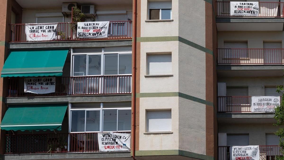 Pancartas contra la ubicación de la nueva zona de ocio para perros en la calle de Vèlia, en el barrio de Porta