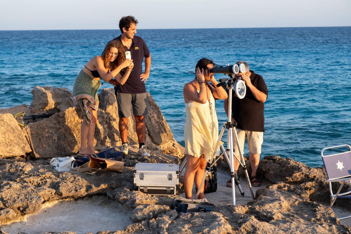 Reportaje del eclipse con los astrónomos, faro de Ses Salines. Reportaje del eclipse con los astrónomos, faro de Ses Salines.