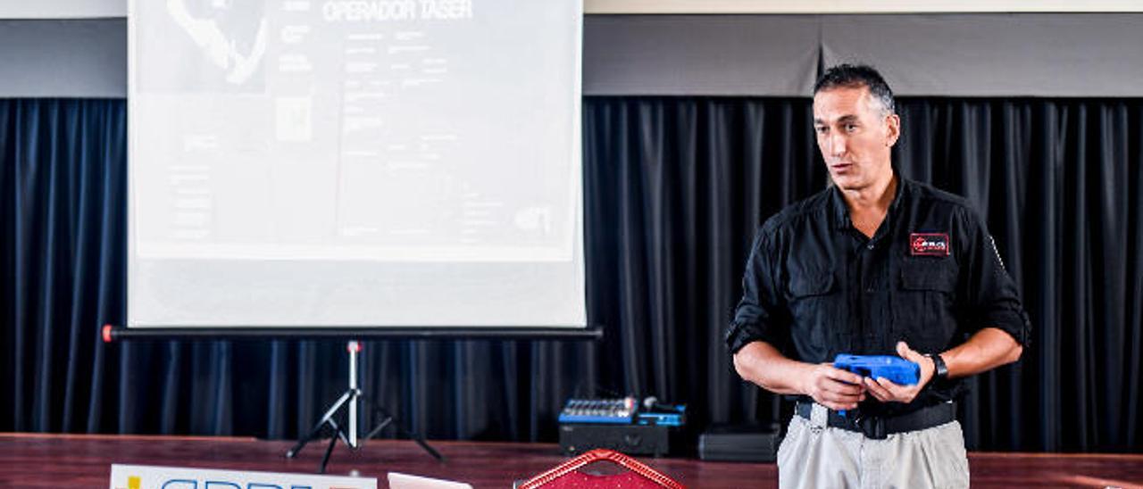 El instructor valenciano Pedro Gil durante la jornada de formación, con un taser en la mano.