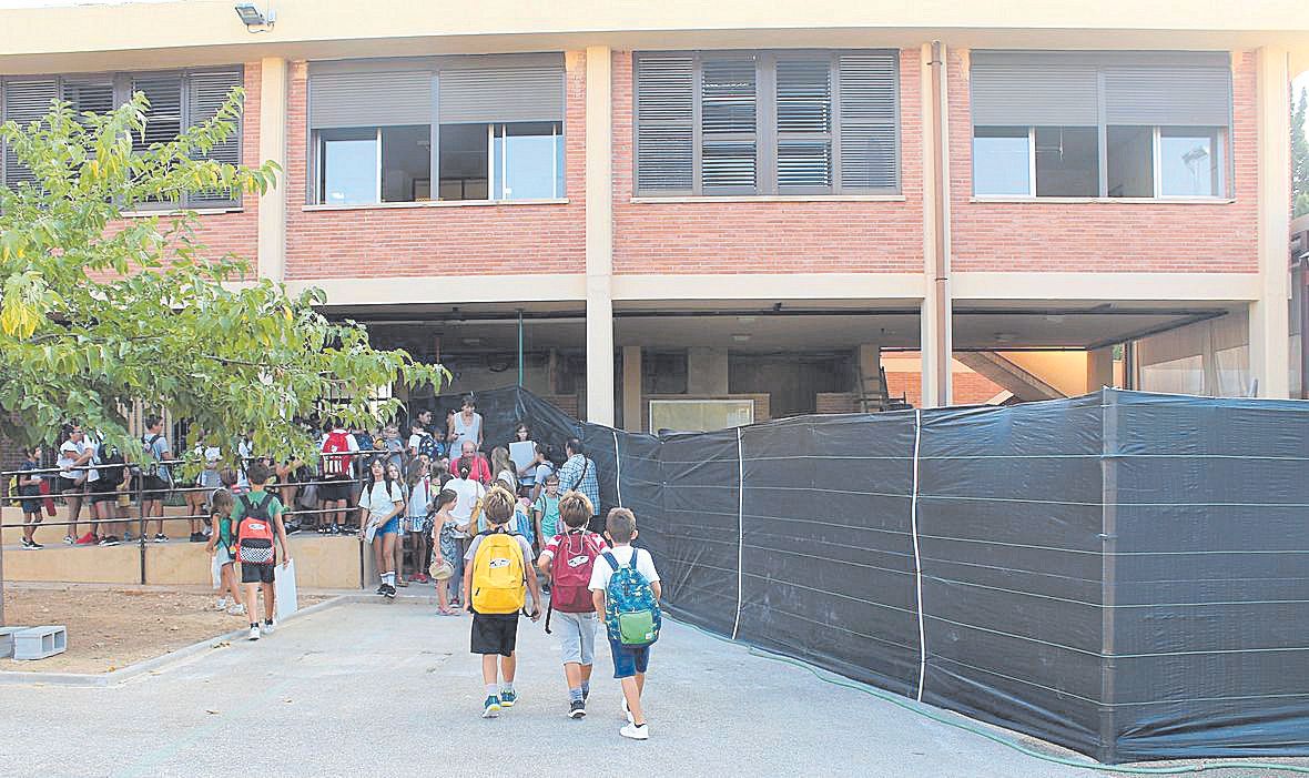 Binissalem. Los estudiantes del CEIP Robines empezaron ayer con un nuevo ascensor y a la espera de que terminen las obras en los baños para los alumnos de Infantil.