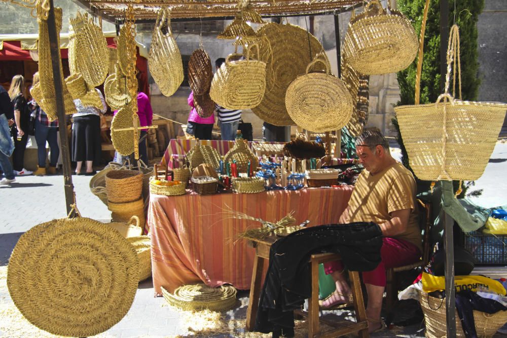 Numerosas personas visitan la Feria de San Isidro para conocer la oferta de los 300 expositores y disfrutar de los actos culturales