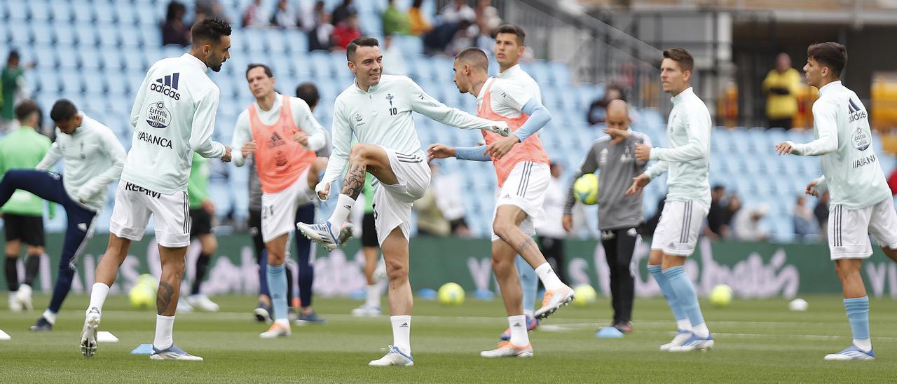 Los jugadores del Celta calientan en un partido.