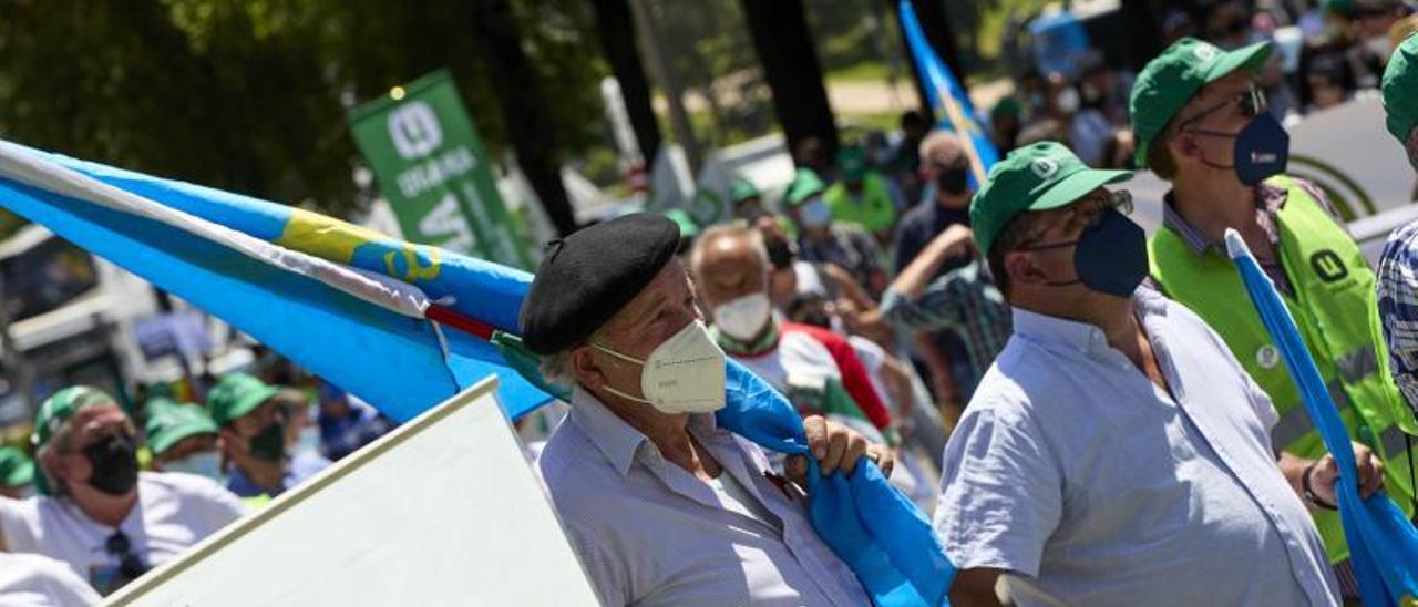 Varios de los manifestantes, algunos de Asturias, ante la sede del Ministerio de Transición Ecológica. | Europa Press