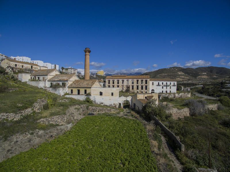 FÁBRICA DE AZÚCAR DE S. RAFAEL, TORROX. 1569 Estuvo en funcionamiento hasta 1945. La chimenea de ladrillo está construida a modo de una columna toscana.