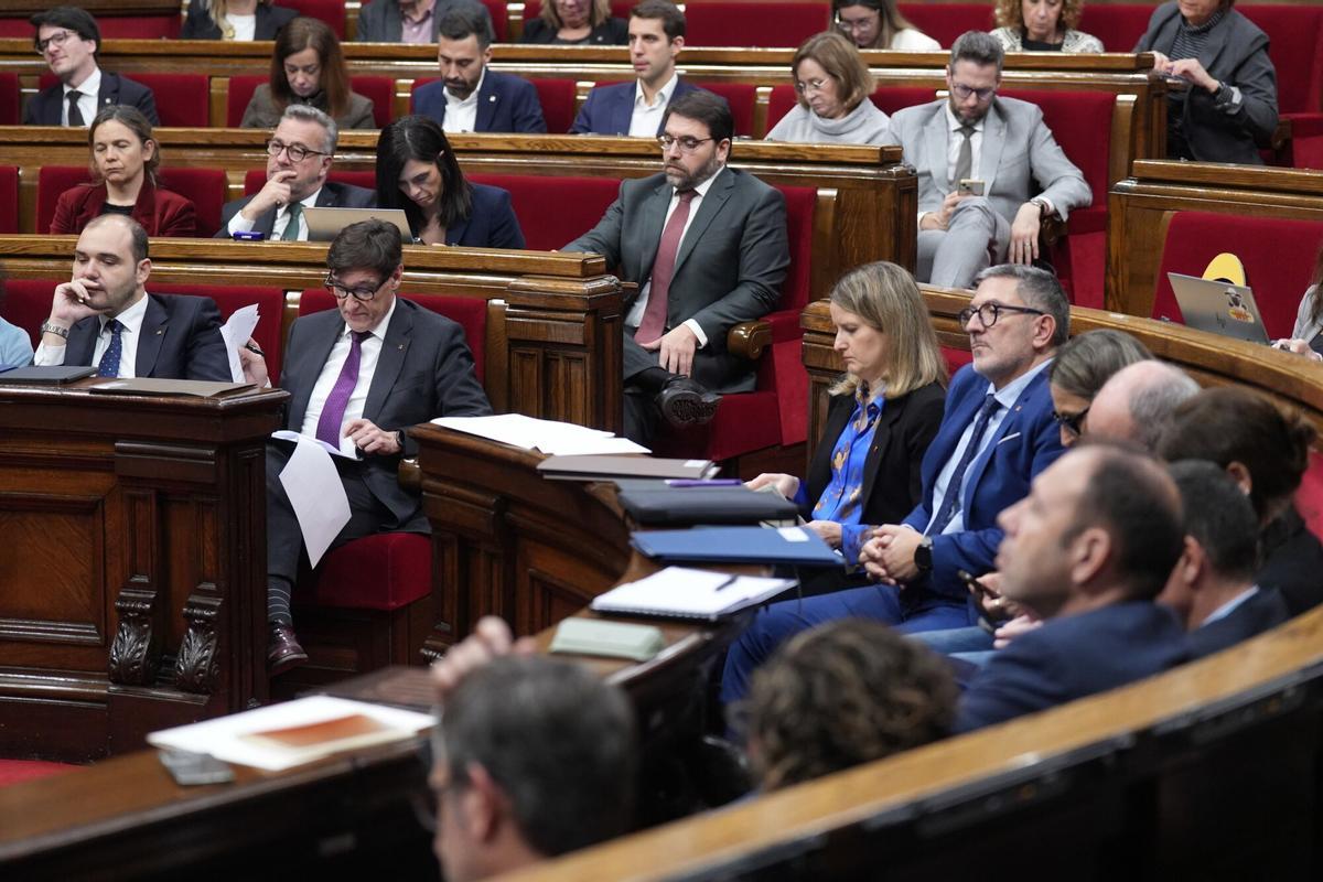 El president de la Generalitat, Salvador Illa, miembros del Govern y diputados, en el hemiciclo del Parlament.