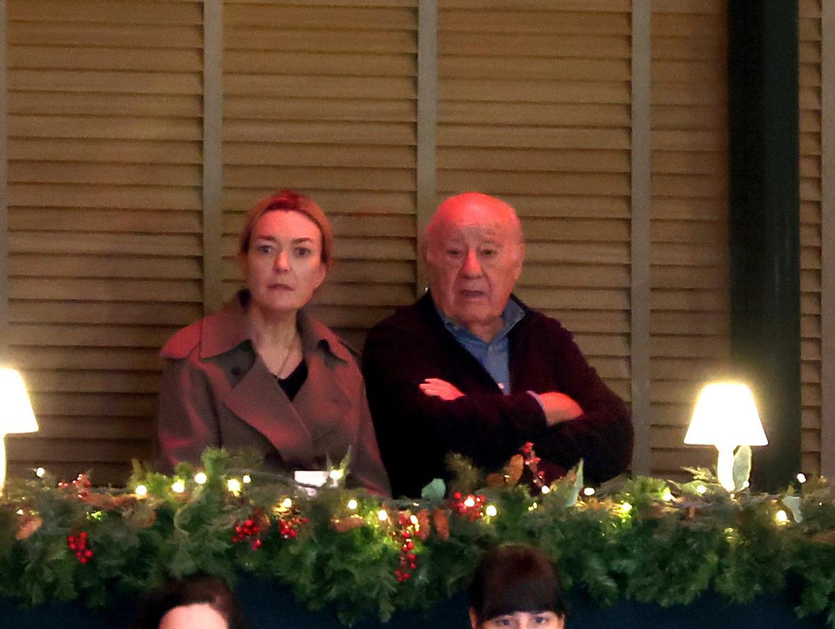 Amancio Ortega, junto a su hija Marta.