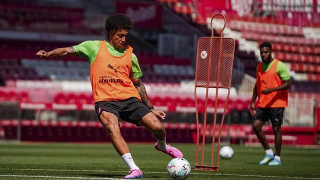 Axel Witsel, amb Thomas Lemar al fons, durant l’entrenament d’ahir a l’estadi de Montilivi, el darrer d’aquesta  temporada.