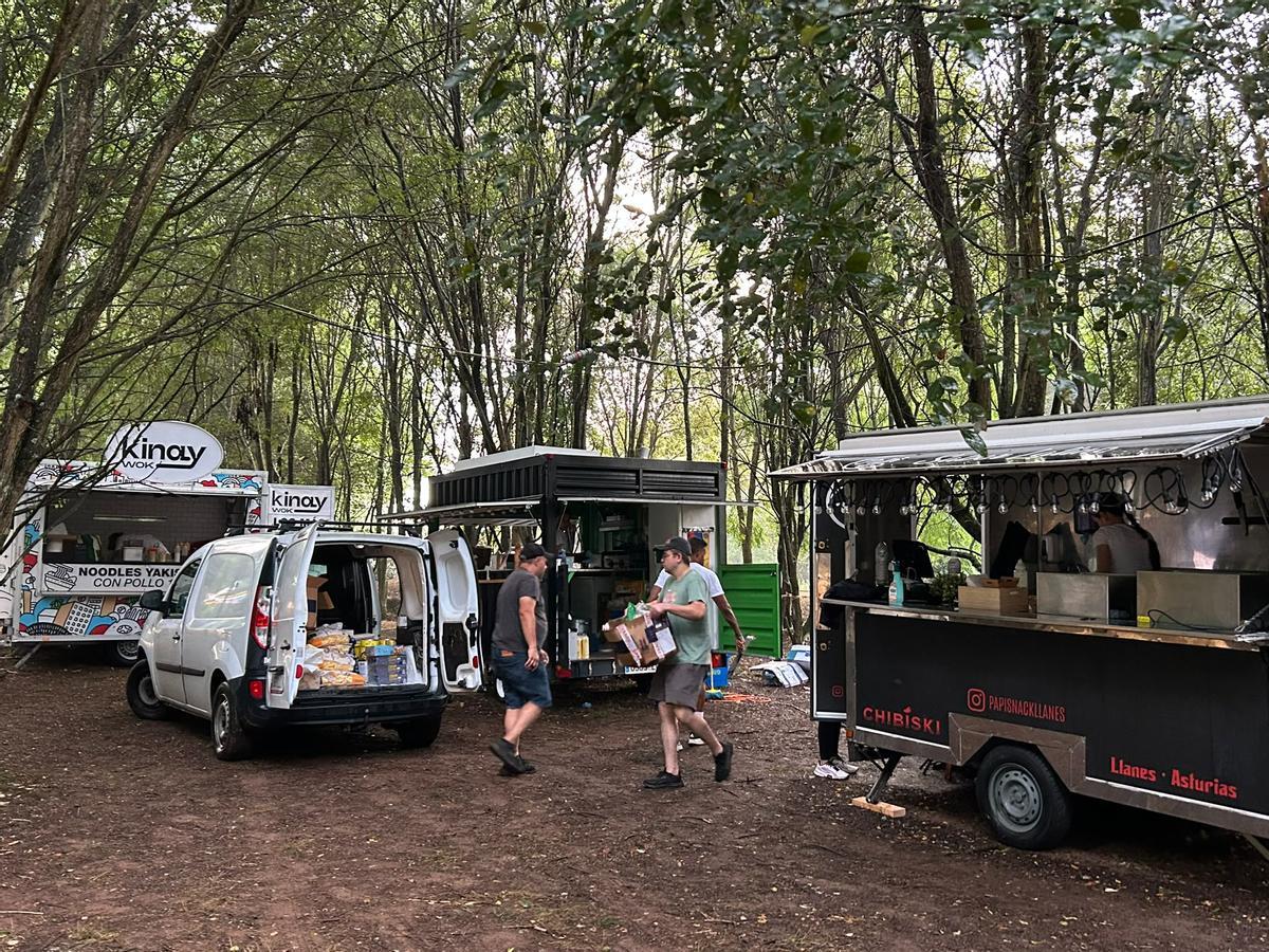 Trabajadores de las "foodtrucks" recogiendo sus materiales.