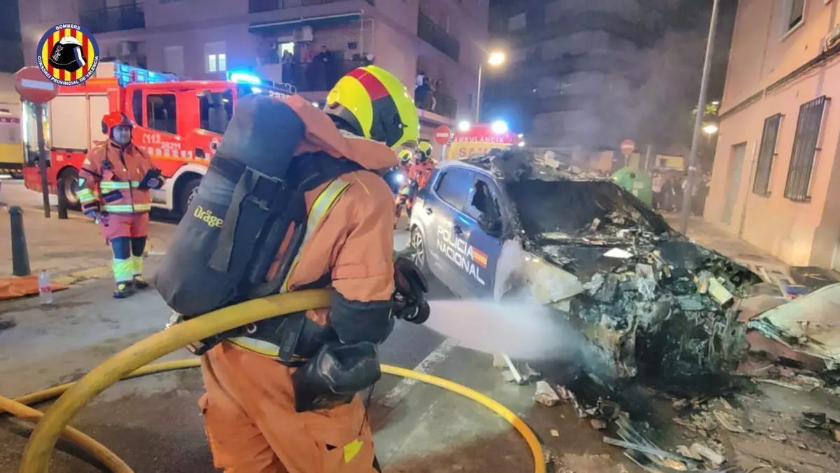 Un coche de Policía Nacional acaba empotrado en un garaje tras una persecución en Alaquàs