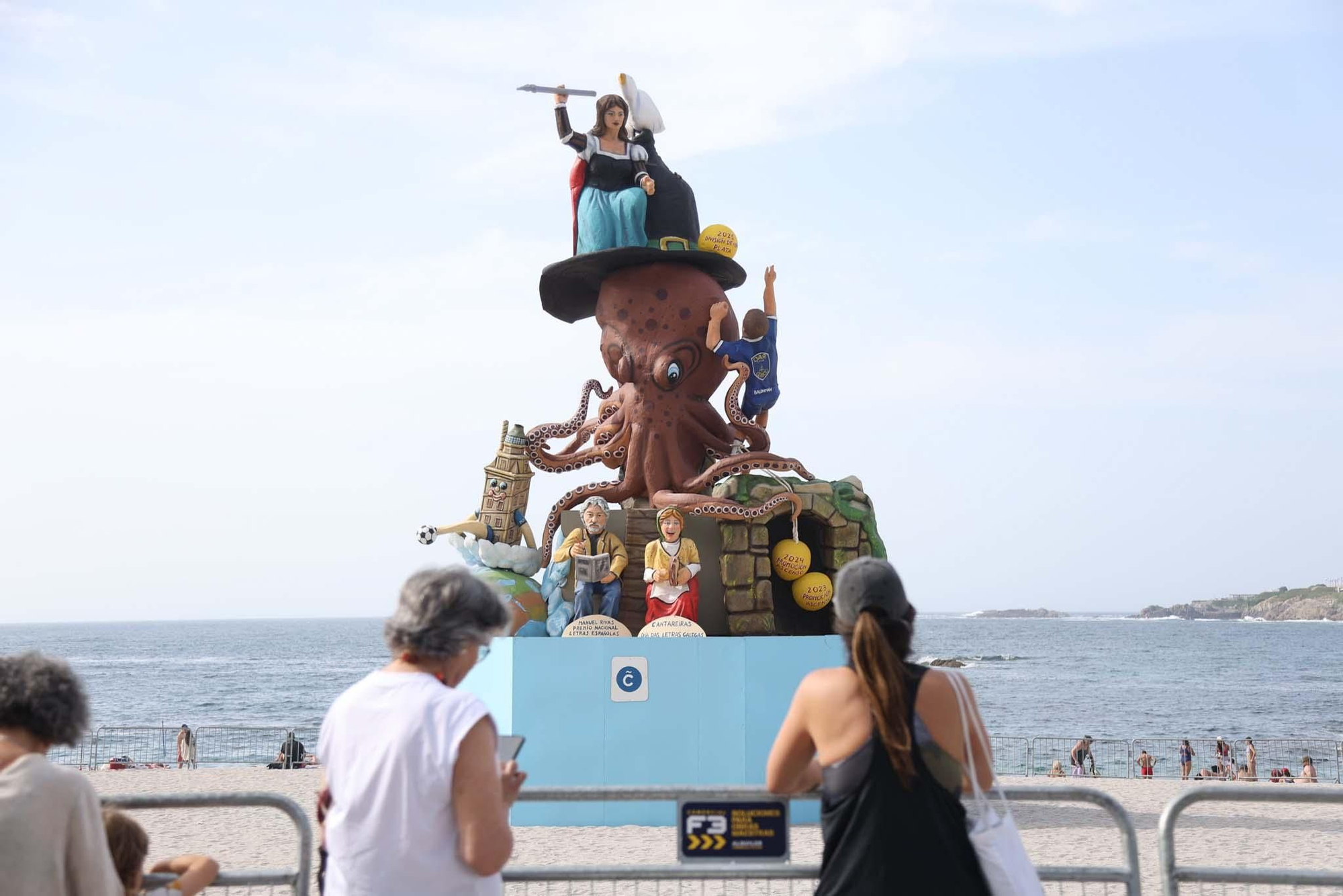 La falla de San Juan que arderá esta noche en la playa de Riazor.