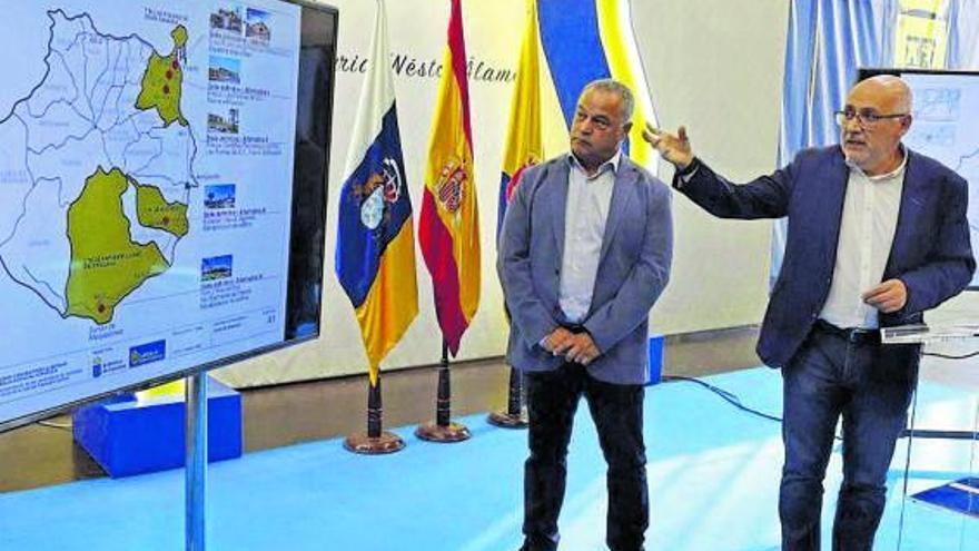 El presidente del Cabildo, Antonio Morales (derecha), y Cosme García Falcón, en octubre, en la presentación del proyecto. | |