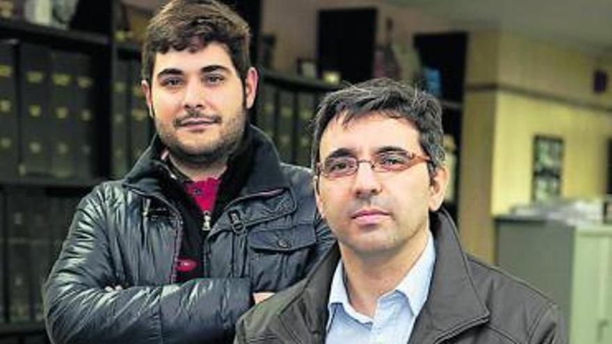 Por la izquierda, Ángel Retamar y Óscar Castro, decanos de los colegios de Informáticos del Principado, en la redacción de LA NUEVA ESPAÑA de Gijón.