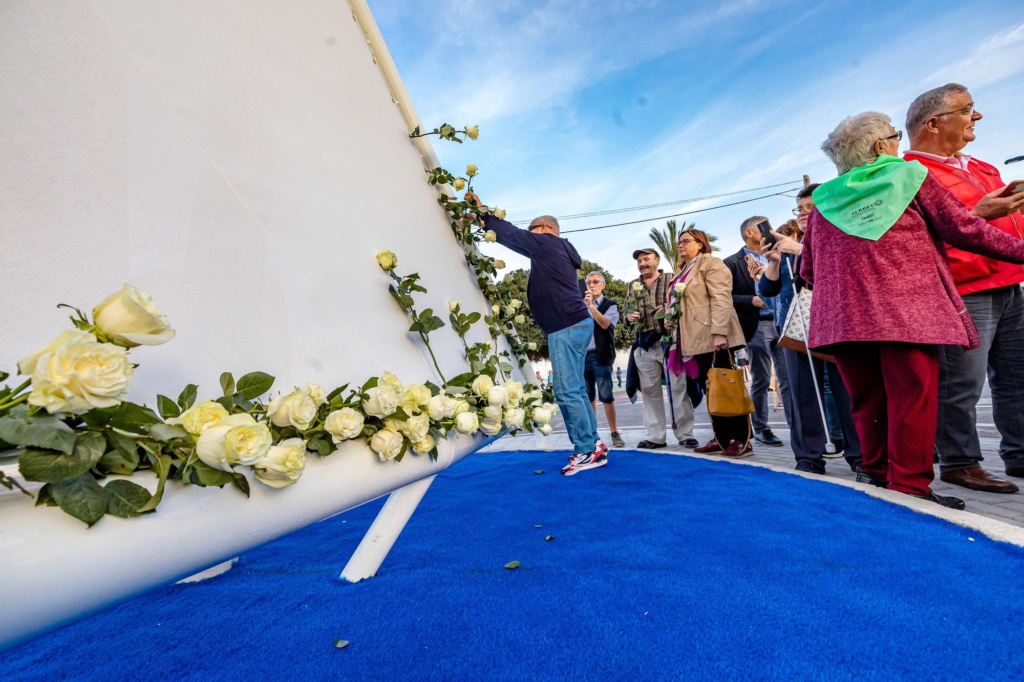 Benidorm rinde homenaje a las víctimas del covid con una rotonda en Poniente