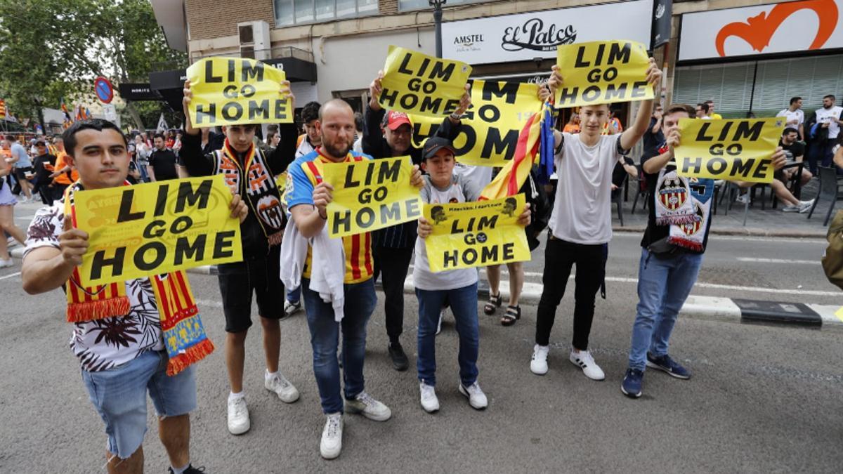 Un grupo de aficionados con la pancarta de 'Lim go home'
