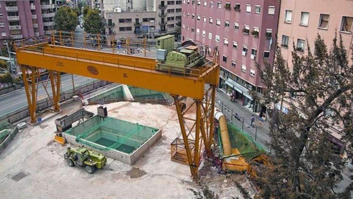 La plaza de Maragall, con las obras de la futura estación de la L-9 del metro paralizadas desde el pasado abril.