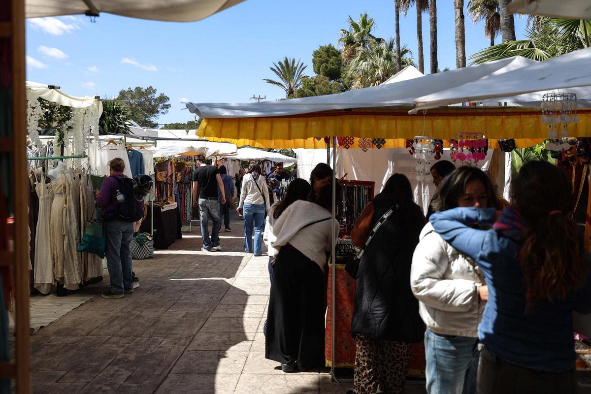 Todas las imágenes del primer día de la temporada del Hippy Market Punta Arabí en Ibiza