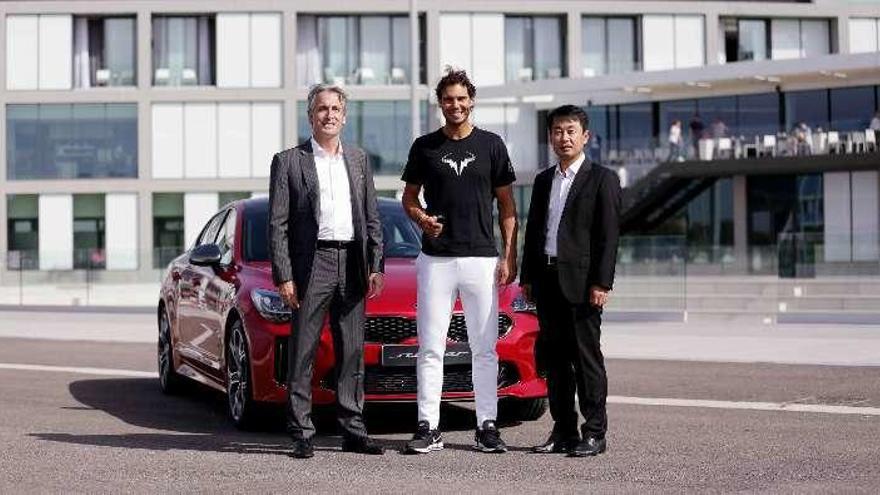 Rafa Nadal recibe las llaves del Kia Stinger de manos de Yangseop Gihl y Emilio Herrera.