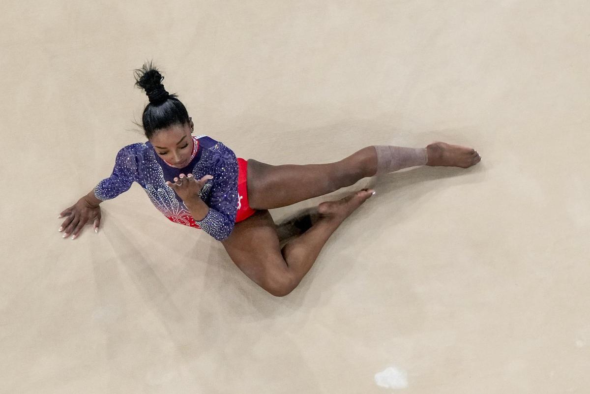 Simone Biles, durante su ejercicio de suelo en París.