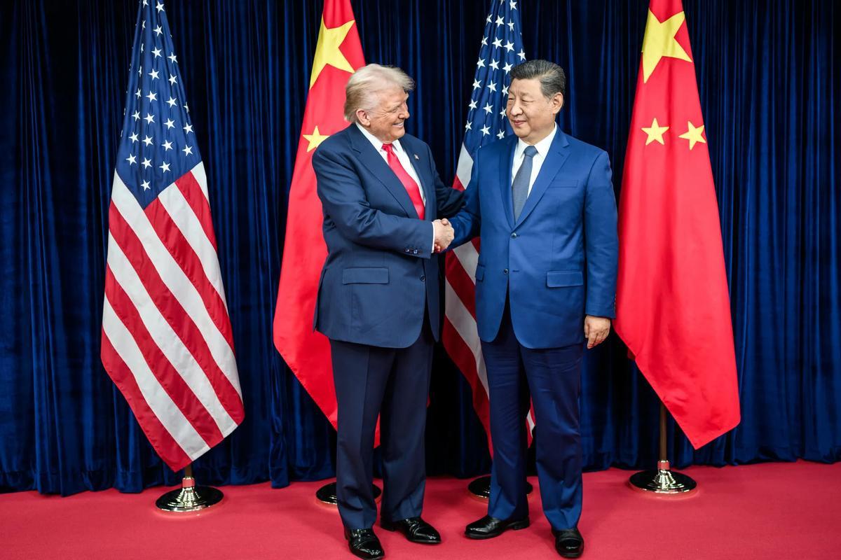 Fotografí­a cedida este viernes por la Casa Blanca que muestra al presidente de Estados Unidos, Donald Trump, saludando a su homólogo chino, Xi Jinping, durante su encuentro en Busan (Corea del Sur).