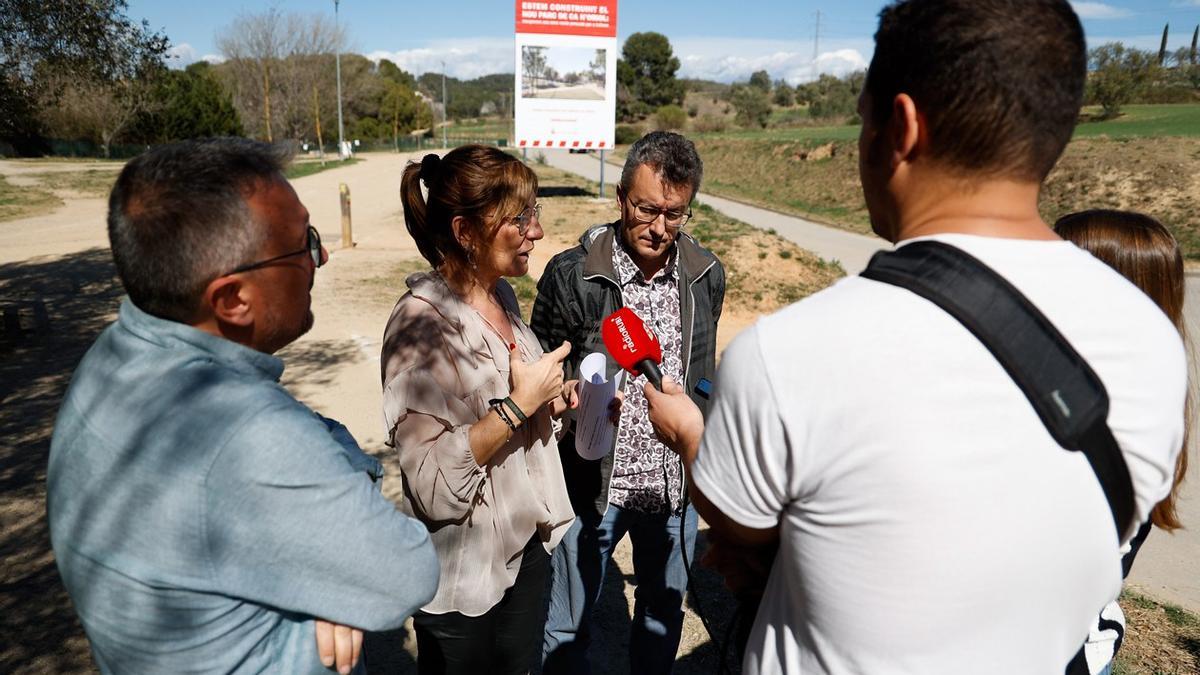 La alcaldesa y los concejales, durante la presentación de los proyectos de Ca n'Oriol