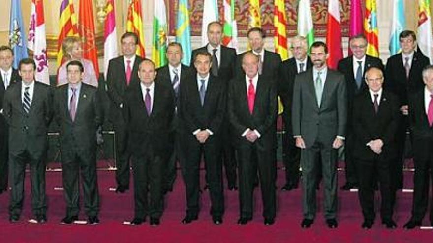 Los presidentes autonómicos y miembros del Ejecutivo central, en la foto de familia junto al Rey de España y el Príncipe de Asturias.