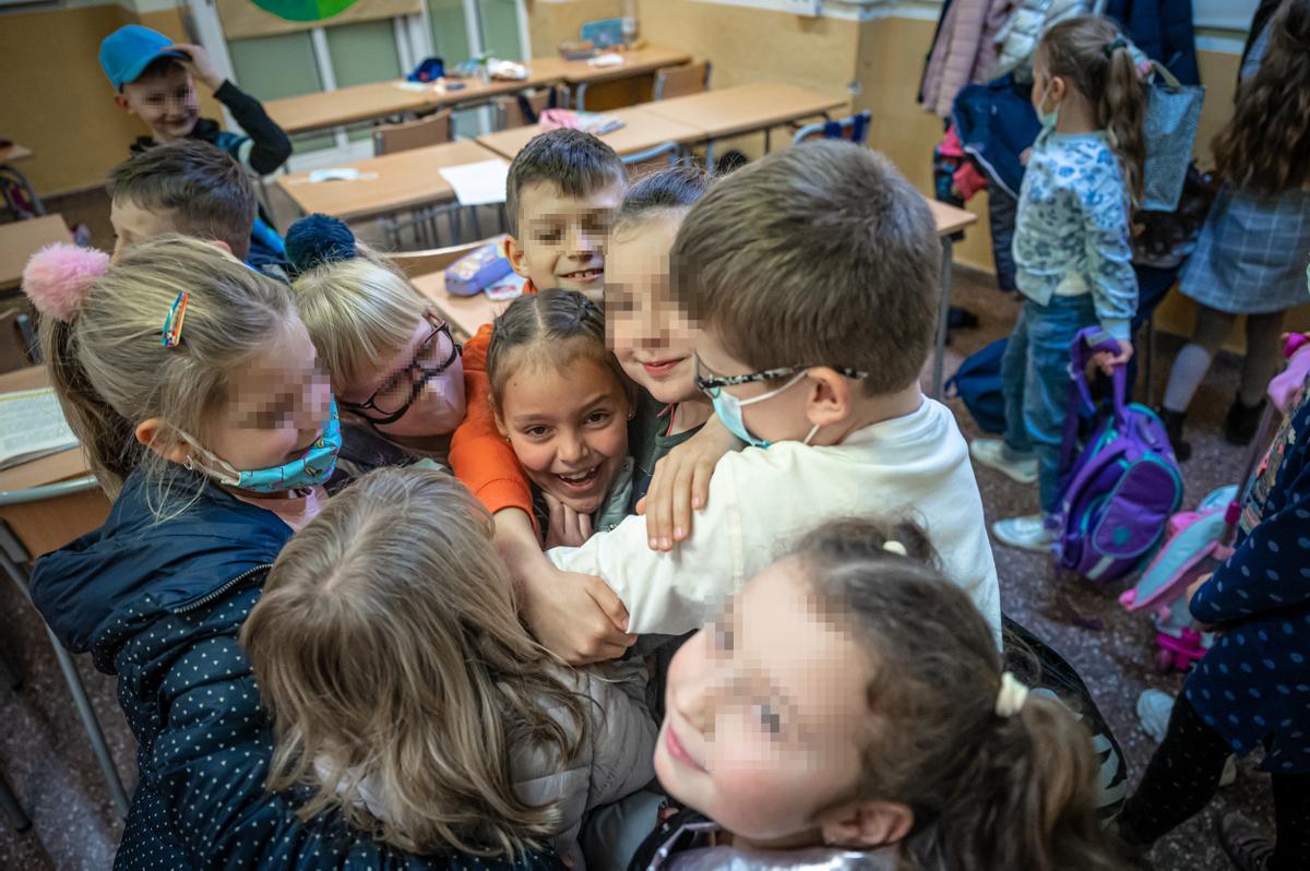 Niños ucranianos en España reciben a otros compatriotas.