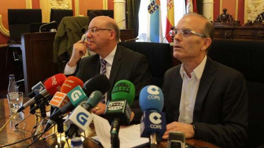 El alcalde, Agustín Fernández, y el portavoz y nuevo responsable de Limpieza, Vázquez Barquero.  // J. Regal