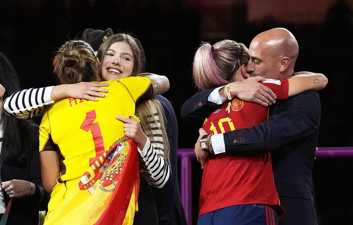 Fußball-Chef Luis Rubiales küsst die anderen Spielerinnen nur auf die Wange