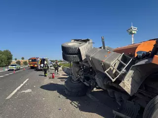Caos en las carreteras de Madrid: un camión vuelca a la altura de Majadahonda y colapsa el tráfico