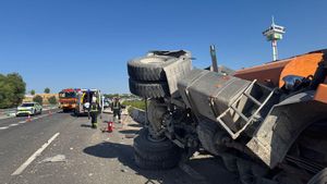 Caos en las carreteras de Madrid: un camión vuelca a la altura de Majadahonda y colapsa el tráfico