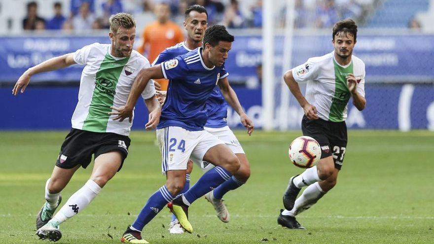 Álex Barrera, en el partido entre Extremadura y Oviedo.