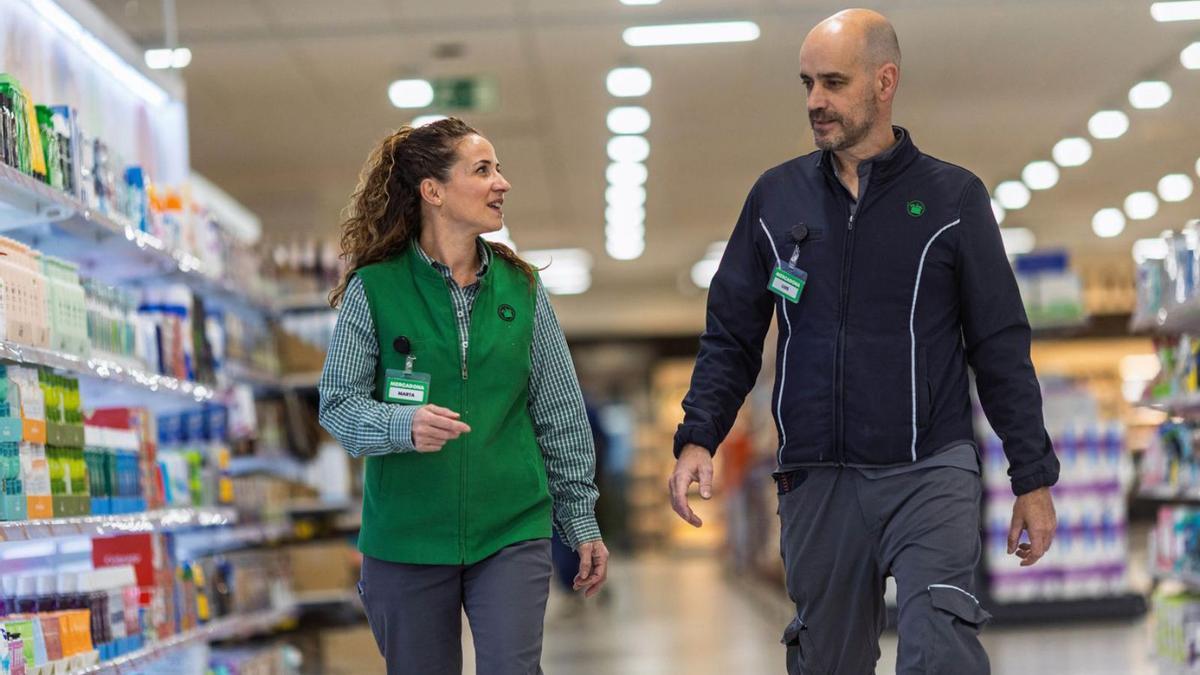 Dos trabajadores de Mercadona.