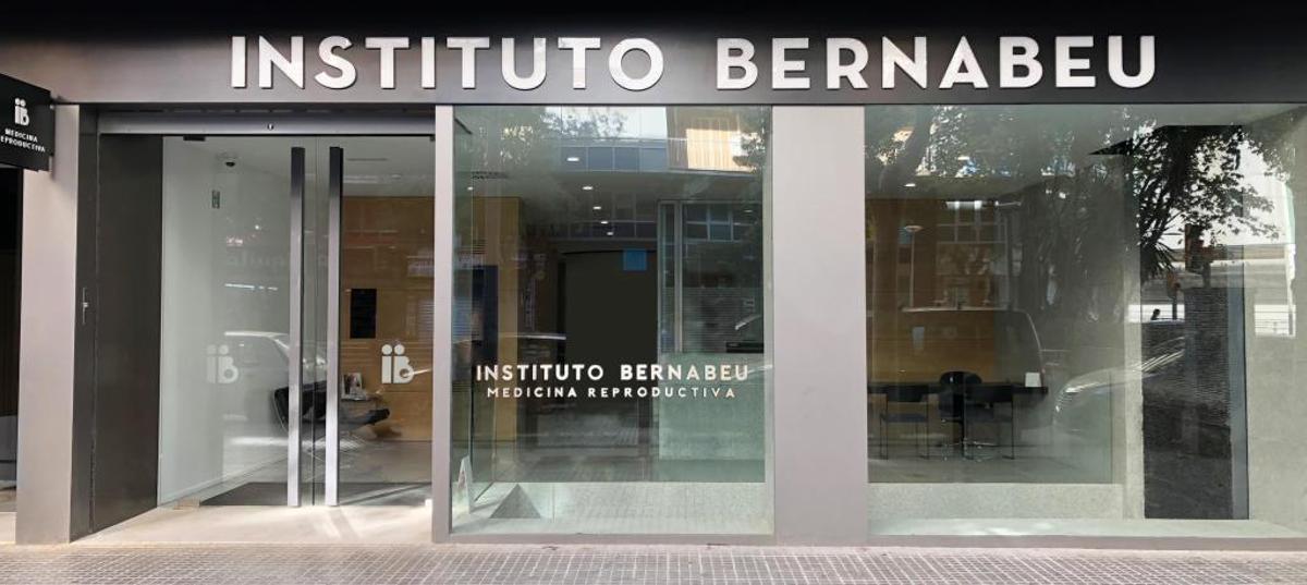 Entrada a una de las clínicas del Instituto Bernabeu.