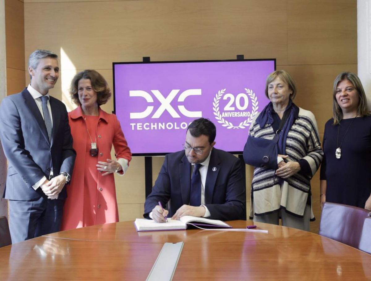 Trabajadores en uno de los espacios de la compañía.