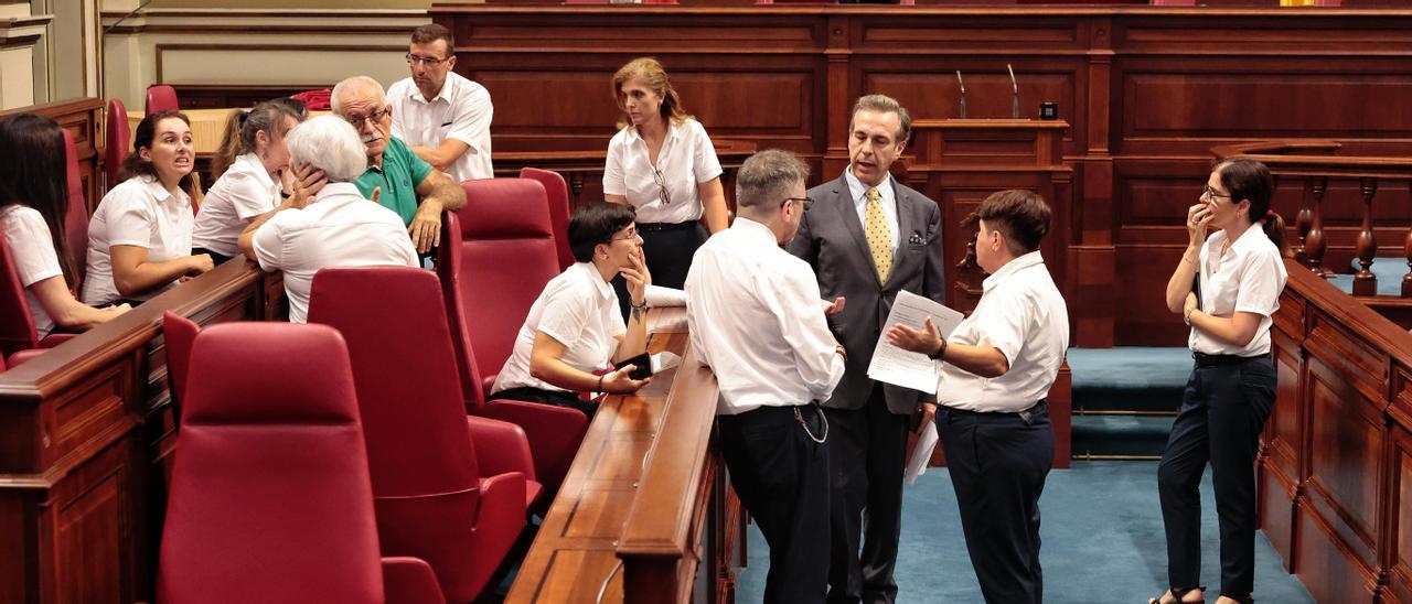 El personal del Parlamento de Canarias se afanaba en dejar todo listo para la sesión constitutiva de la Cámara regional.